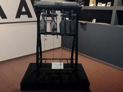 Continuando il tour ci imbattiamo nelle vecchie macchine per l�imbottigliamento. All'inizio le bottiglie venivano infatti lavorate una a una con una riempitrice manuale a quattro teste